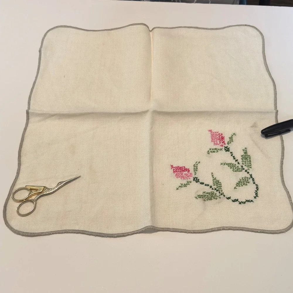 Vintage Hand Embroidered Rosebud Linen Napkins Set of 4 Scalloped Edge 15x15